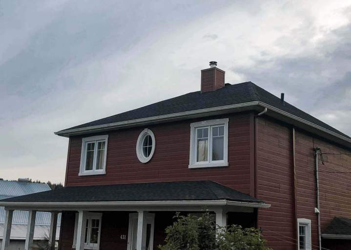 Maison avec une porche et un toit en bardeaux, Lévis