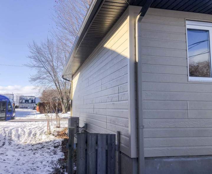 Façade habillée avec du revêtement Maibec Soffites, Lévis