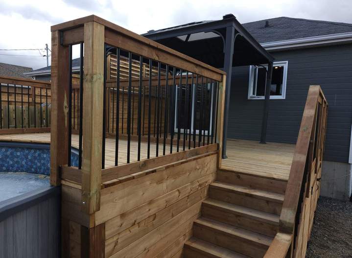 Escalier de terrasse avec une balustrade en Canexel, Lévis 