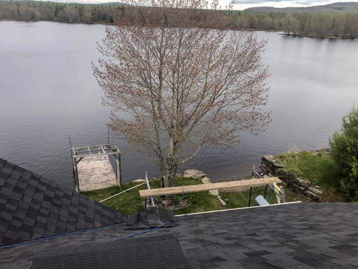 Toiture en bardeaux d'asphalte sombres en cours de finition, Lévis