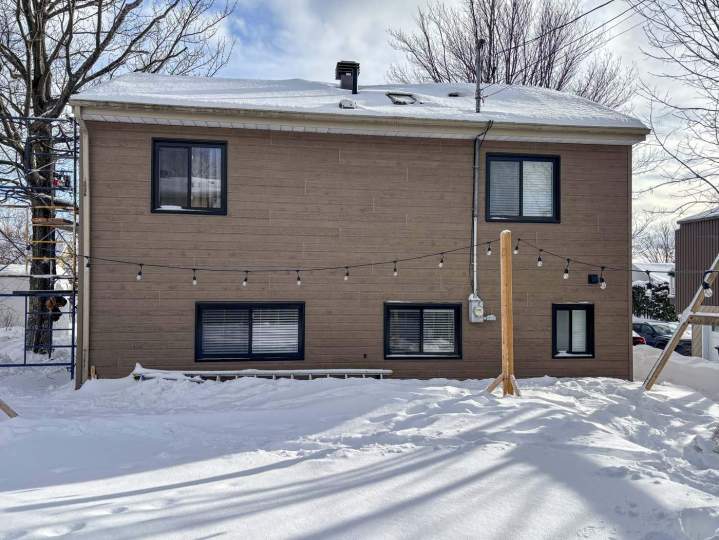Maison contemporaine avec une façade en CanExel, Lévis