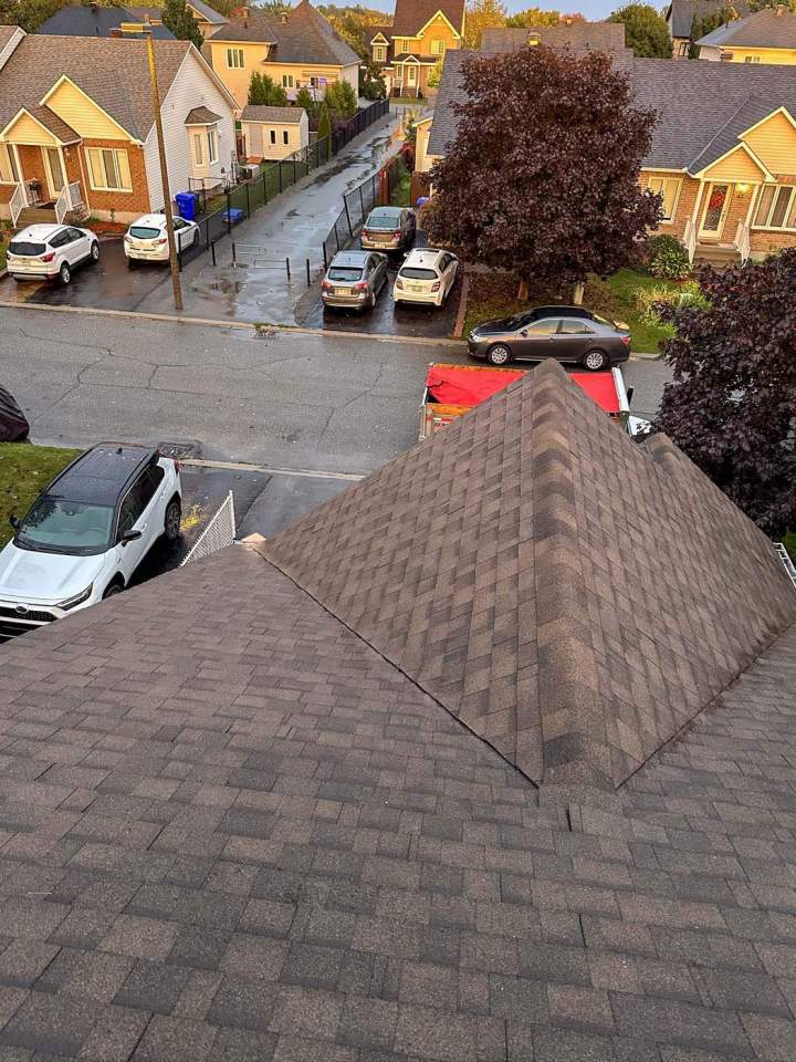 Vue aérienne d'une toiture en bardeaux dimensionnels, Lévis