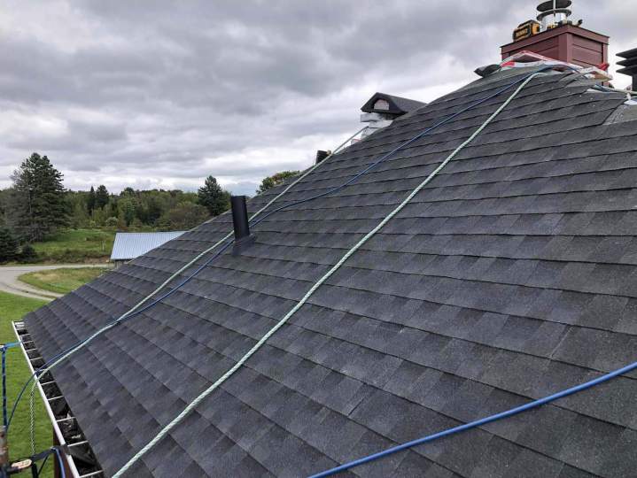 Bardeaux de toiture en cours d'installation, Lévis