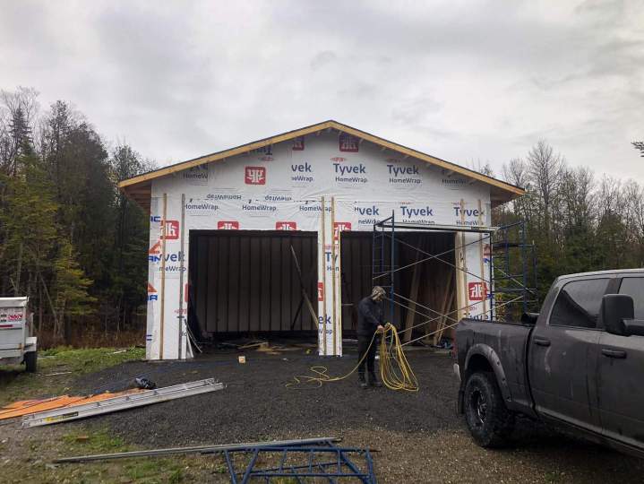 Travaux de finition en cours, Lévis