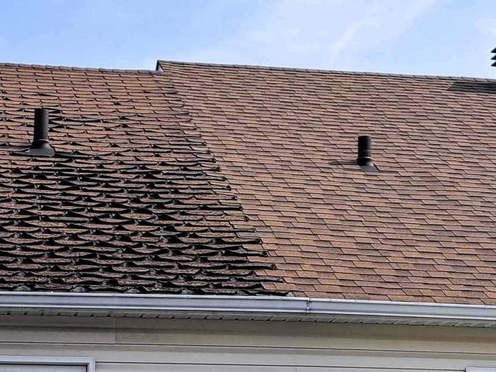 Toiture en bardeaux endommagés et déformés, Lévis