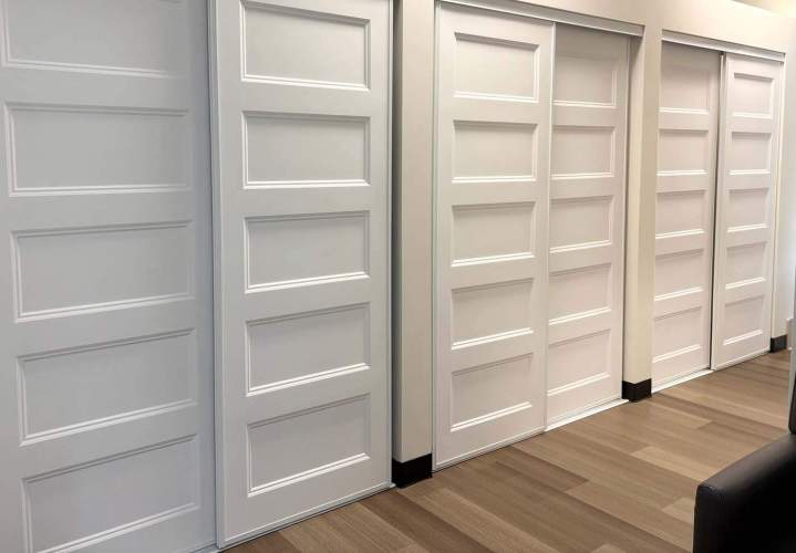 Ensemble de portes coulissantes blanches à cinq panneaux, Lévis 