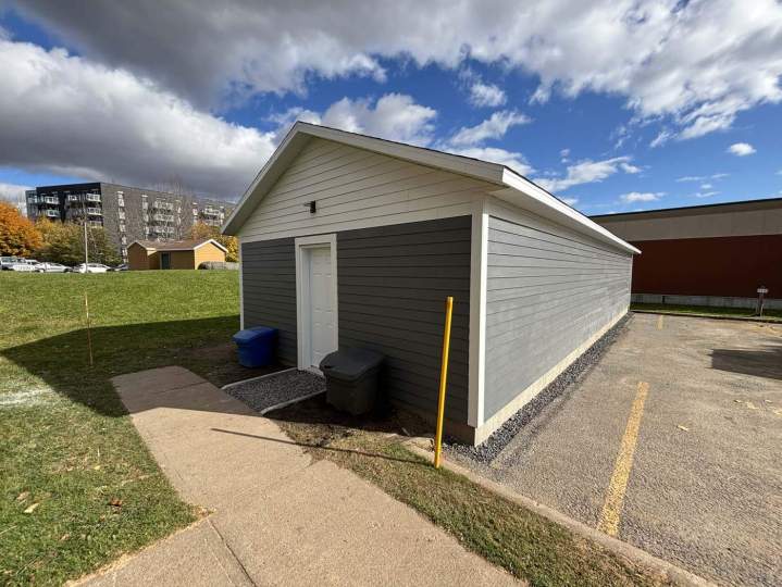 Installation des annexes avec poubelles, Lévis