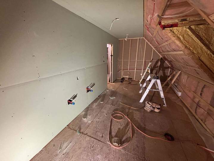 Pose de plaques de plâtre sur les murs et le plafond, Lévis