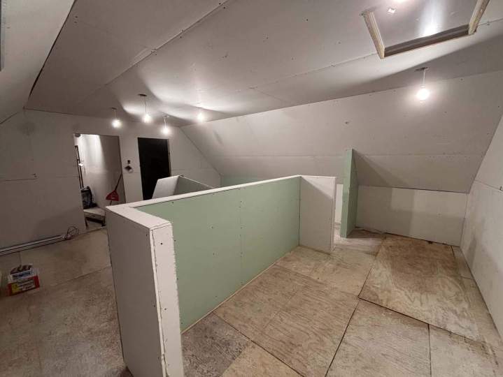 Délimitation de l'espace par une petite cloison en placo, Lévis