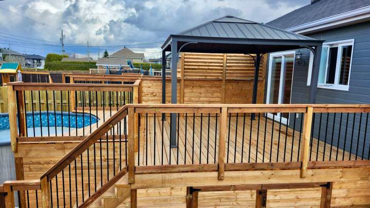 Terrasse extérieure en CanExel nouvellement construite, Lévis